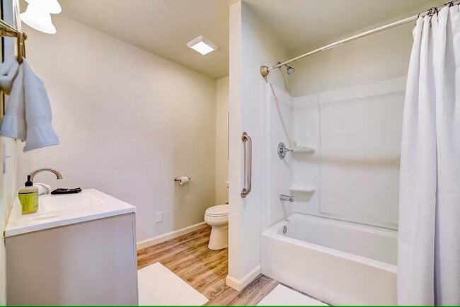 Building Photo - 1374 Forest View Dr