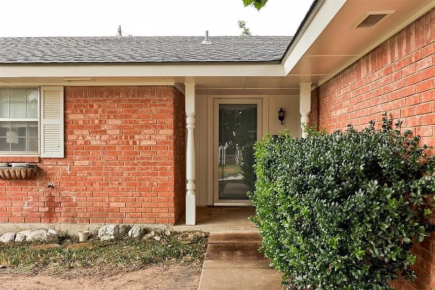 Building Photo - 216 Klondike Dr