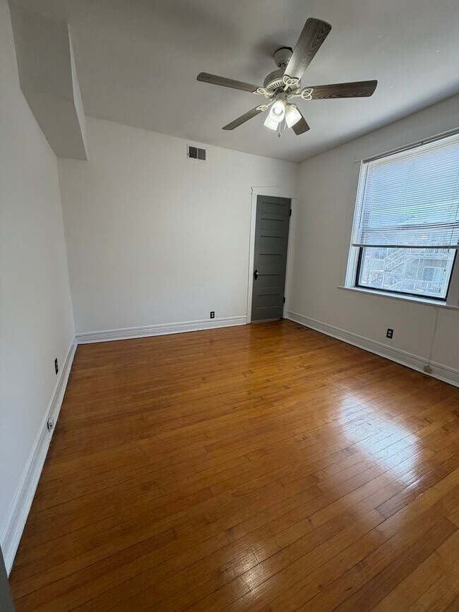 Building Photo - 3722 N Sheffield Ave