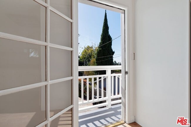 Building Photo - 4006 1/2 Sunset Dr