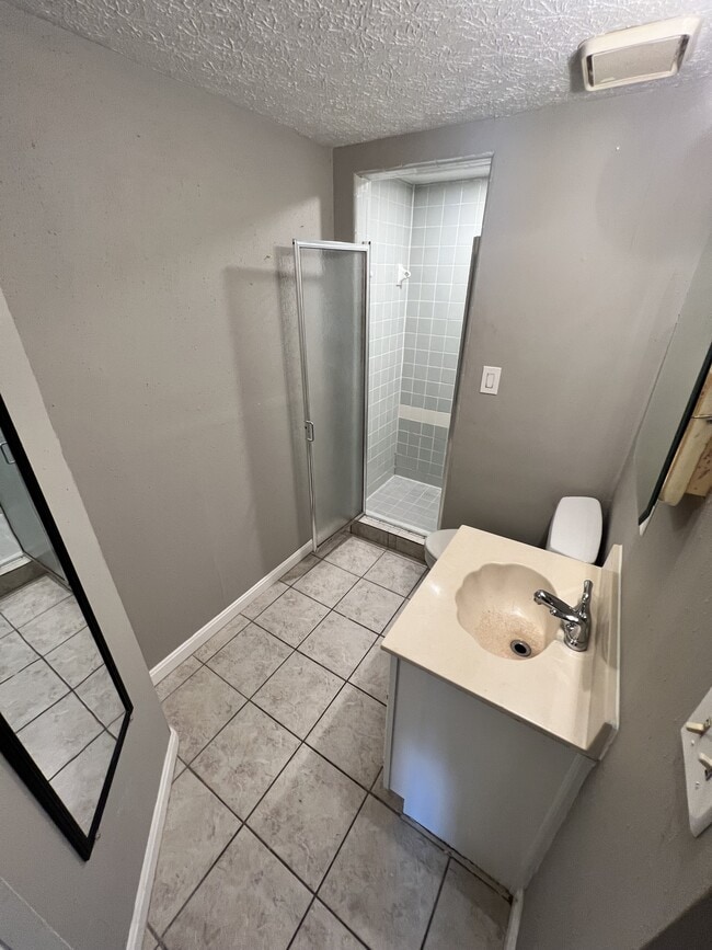 Building Photo - 3700 Hillcross Dr