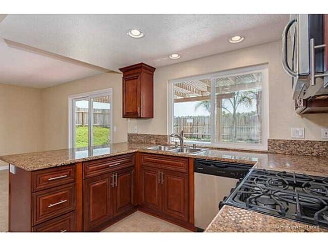 Building Photo - 3 Bedroom 2.5 Bath Home Near Lake Calavera!