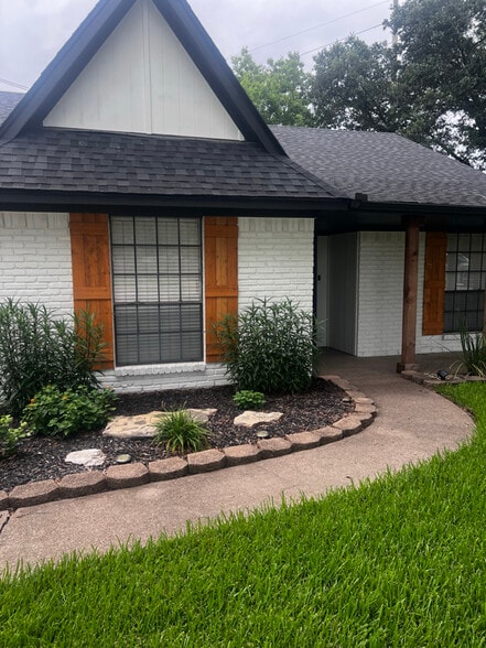 Building Photo - 4123 Willow Oak St