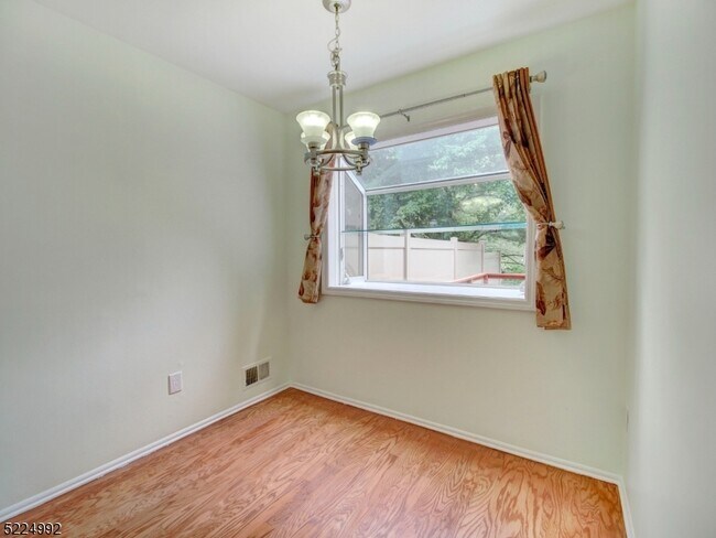 Building Photo - 402 Marten Rd