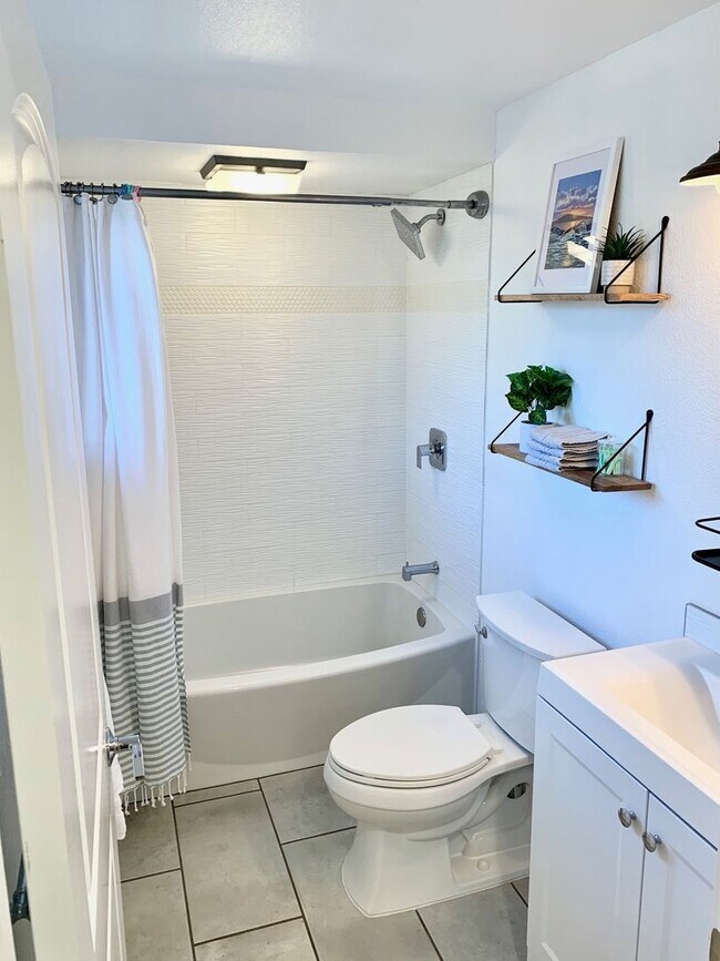 Building Photo - Fully Furnished Luxury Unit