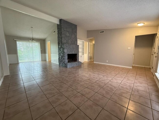 Building Photo - 12310 Willow Wild Dr