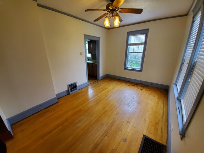 Building Photo - 922 N 13th Ave E