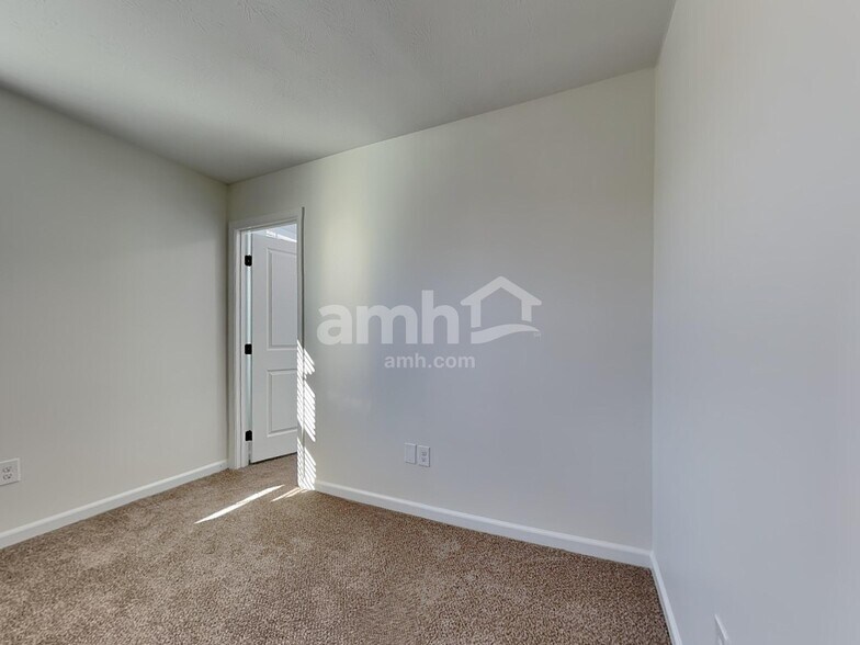 Building Photo - 213 Wooded Ridge Dr