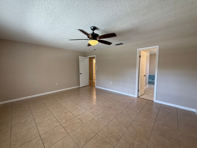 Building Photo - SLEEPY HOLLOW 3/2/2 Pool Home