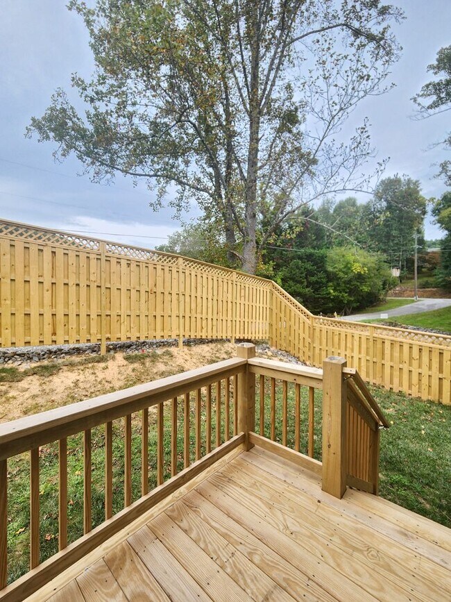 Building Photo - 1128 Blueview Dr