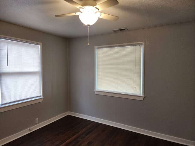 Building Photo - 1 Bedroom 1 Bath + Office/Bonus Room!