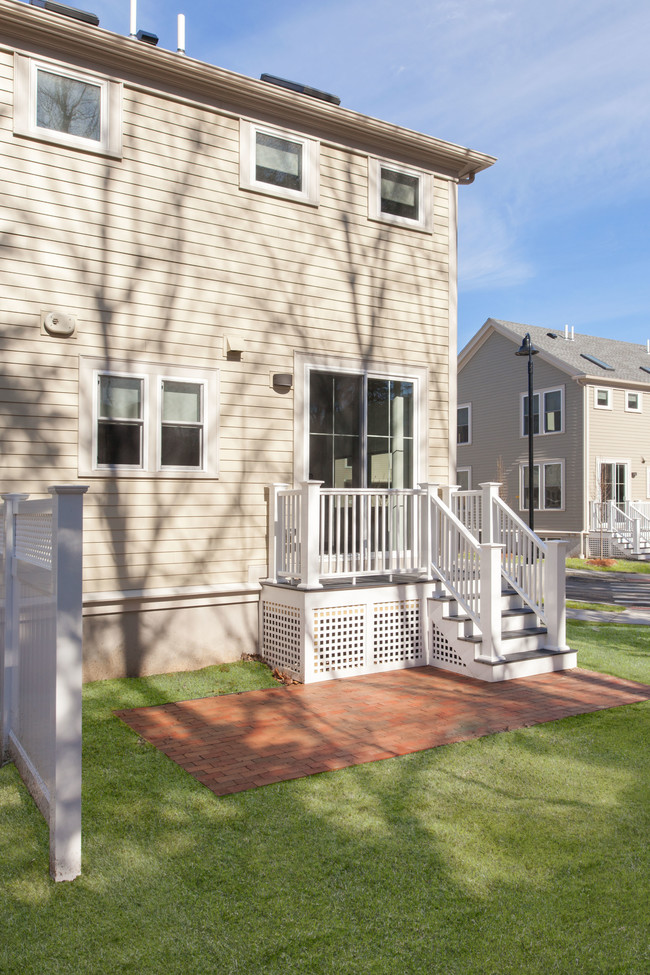 back of Townhomes - Linea Cambridge Apartments