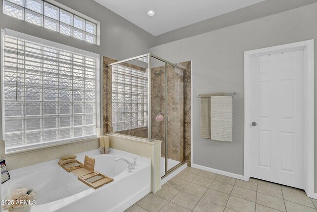 Building Photo - 10226 E Lakeview Ave