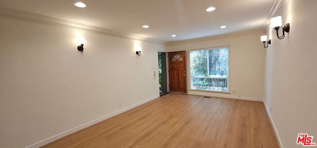 Building Photo - 451 S Doheny Dr