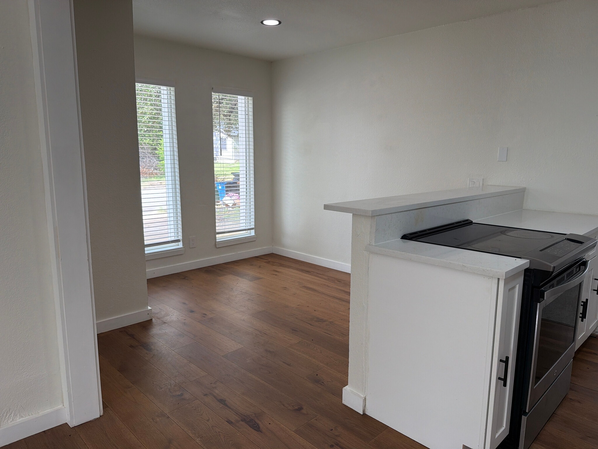 Building Photo - Room in House on Rockridge Dr