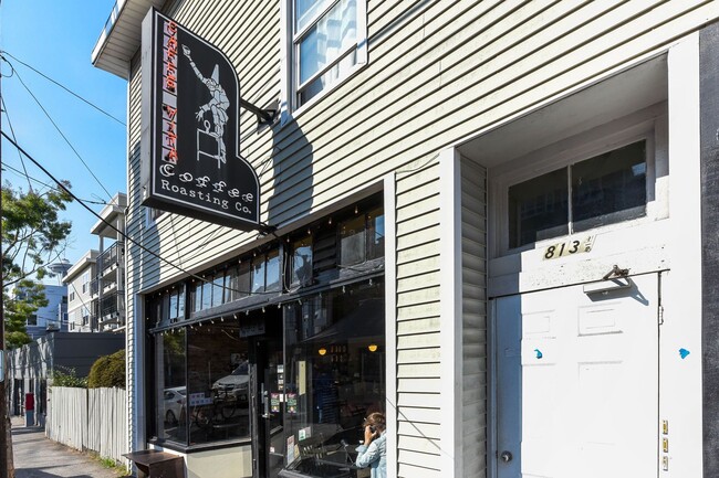 Building Photo - Rooftop Deck & Convenient Seattle Location