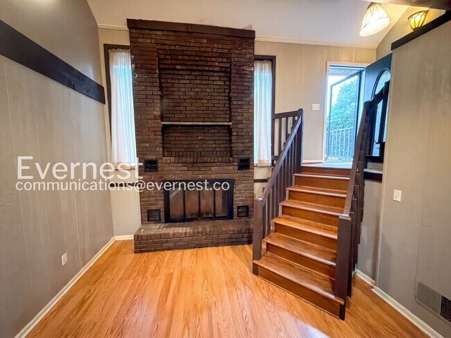 Building Photo - 3 Bed, 2 Bath Home with Garage / Pet-Friendly / Vouchers Accepted / Available Now!
