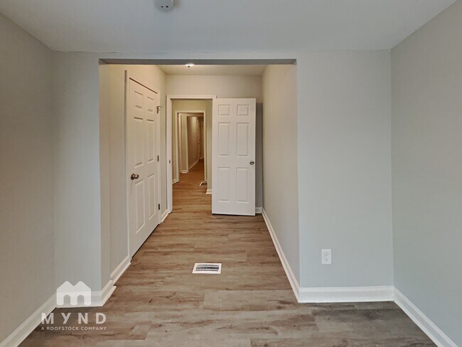 Building Photo - 977 Moreland Dr SE