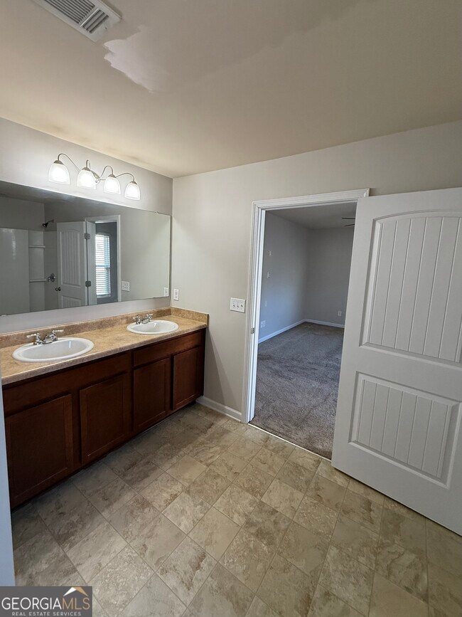 Building Photo - 2937 S Hills