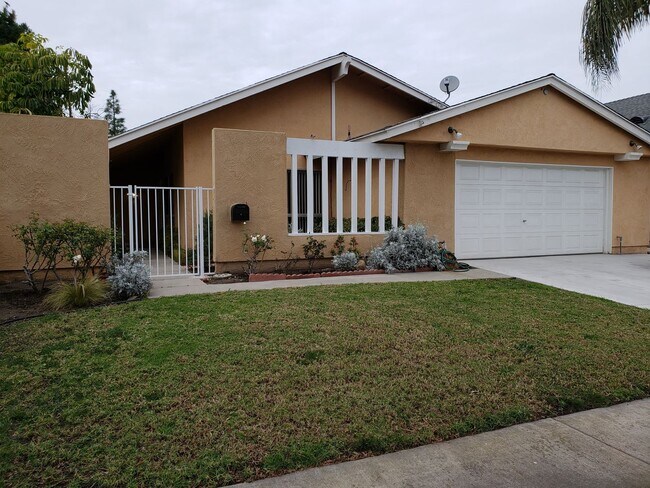 Primary Photo - Great 3-bedroom, 2 bath home in Tustin Mea...