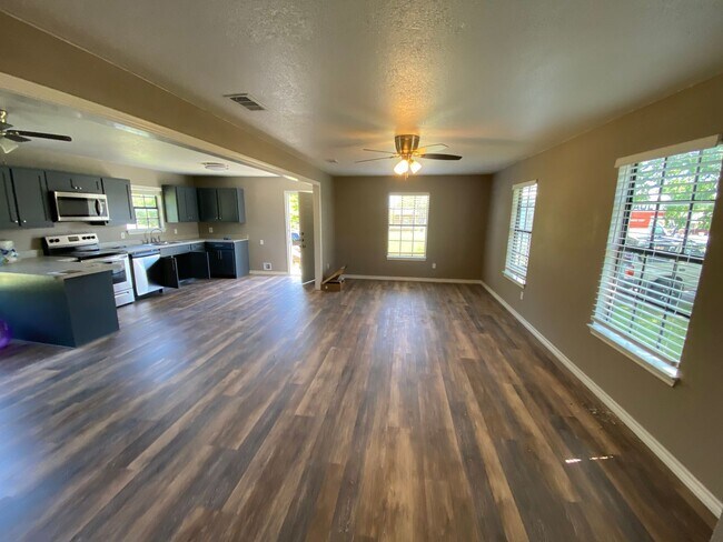 Building Photo - 3 Bedroom Home is Ennis!