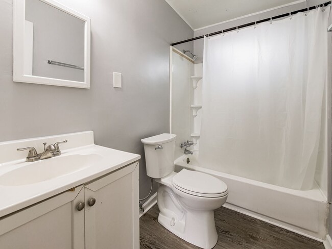 Building Photo - Welcome to this charming 3-bedroom, 1-bath...