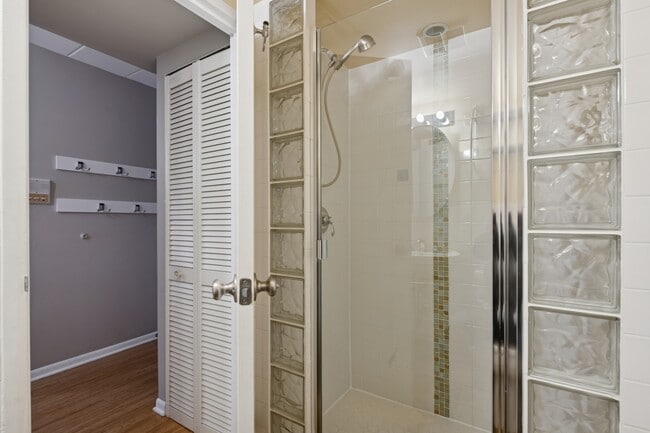 Building Photo - 5616 N Kenmore Ave