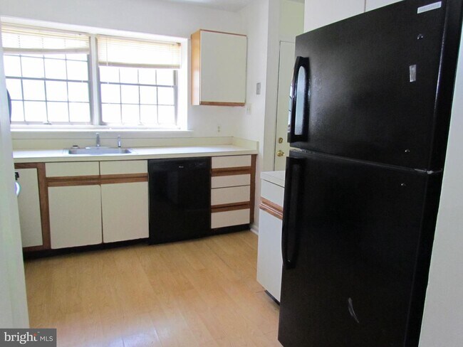 Building Photo - 9 Cohanzick Ct