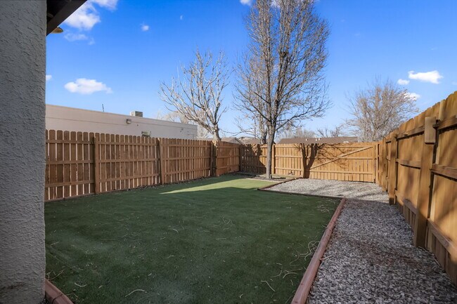 Building Photo - Updated 1 bed with flex space and yard