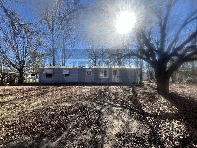 Building Photo - Cozy 2-bedroom, 1.5-bathroom home