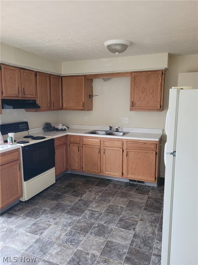 Building Photo - 2781 Thackeray Ave NW