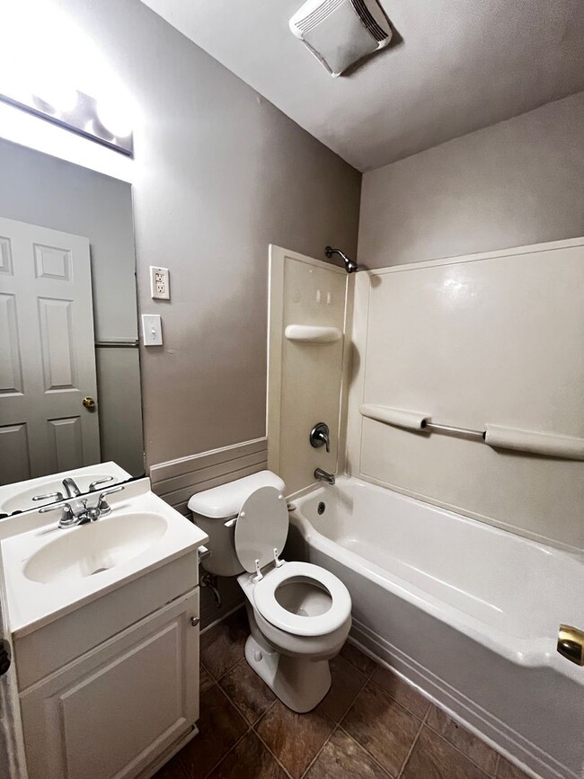 Building Photo - A Nice 2 Bedroom Home Near Church Hills Downs