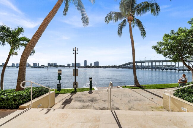 Building Photo - 2650 Lake Shore Dr