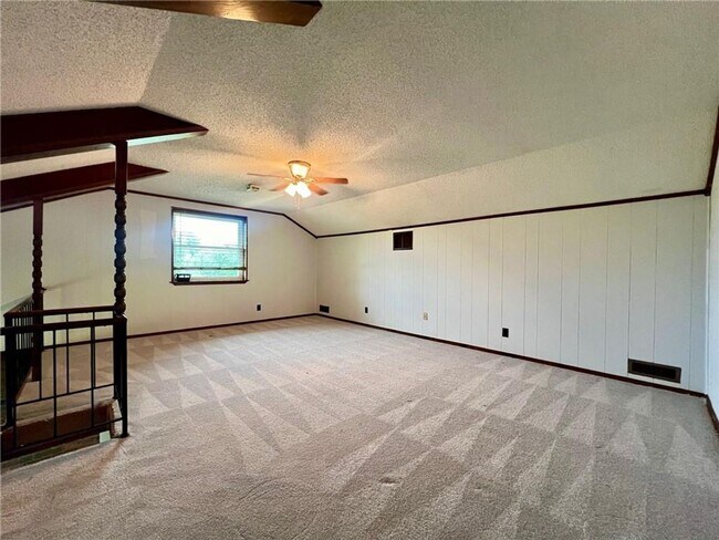 Building Photo - 3 bedroom 2 bath home for lease