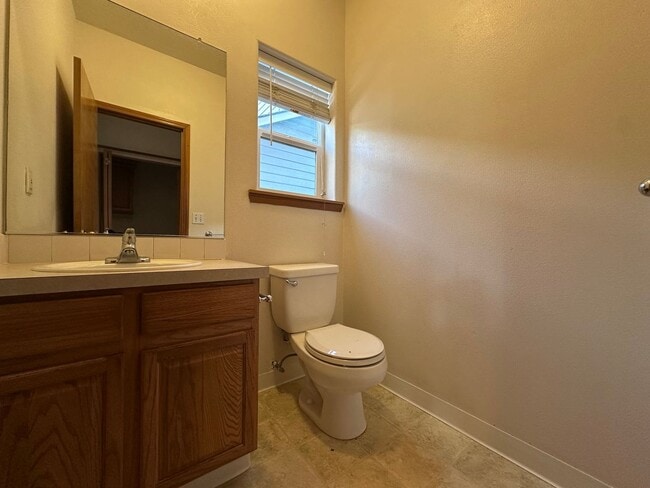 Building Photo - Welcome to this spacious and inviting single-family home w/fully fenced backyard! New Carpet Inst...