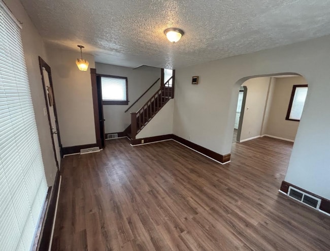 Building Photo - 2-Bedroom Apartment Available