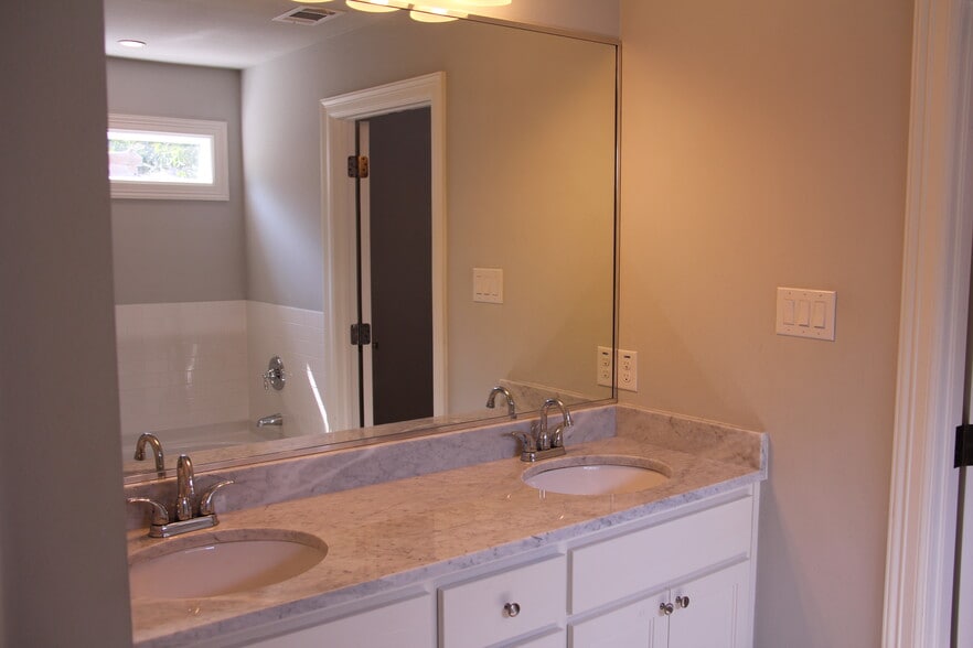 Dual sinks in master bath - 3716 Collinwood Ave