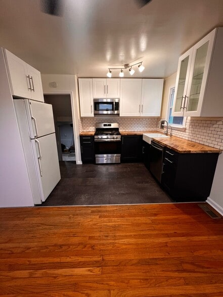 Building Photo - 736 Cedar Dr