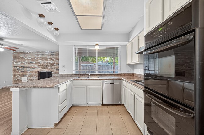 Building Photo - 3906 Glen Cove Cir