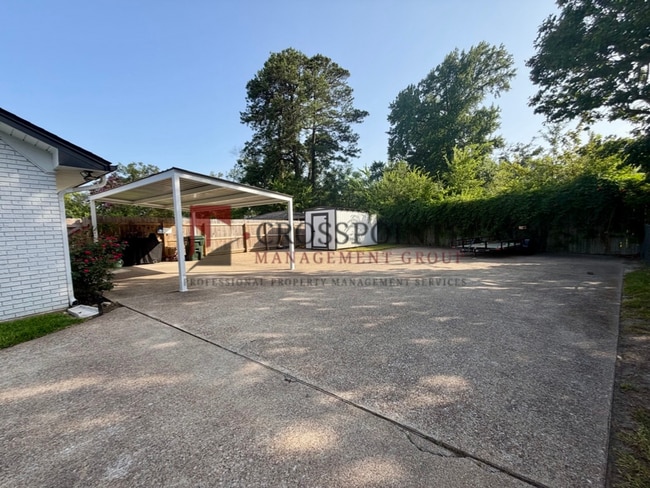 Building Photo - Recently remodeled South Tyler Home with Mother in Law Suite