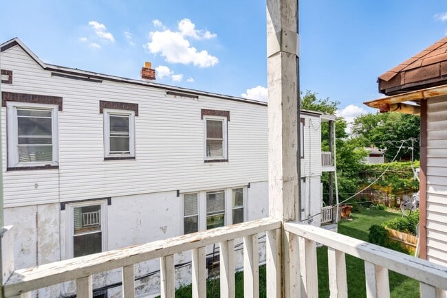 Building Photo - Spacious 3 Bedroom, 1.5 Bathroom with large Porch and Backyard