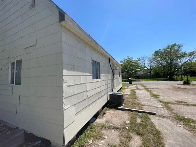 Building Photo - 2217 W Rev Dr Ransom Howard St