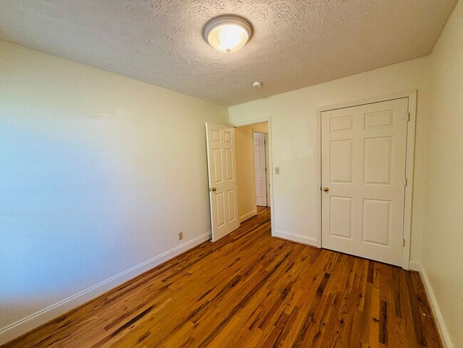 Building Photo - 1439 Sandy Cir