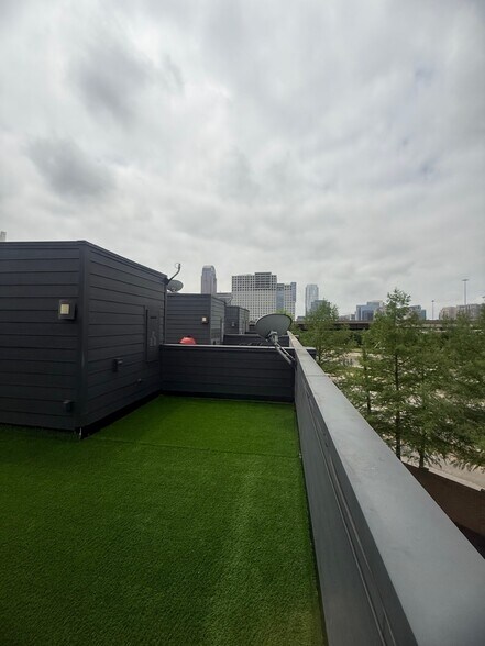 Building Photo - 3008 Zenia Dr