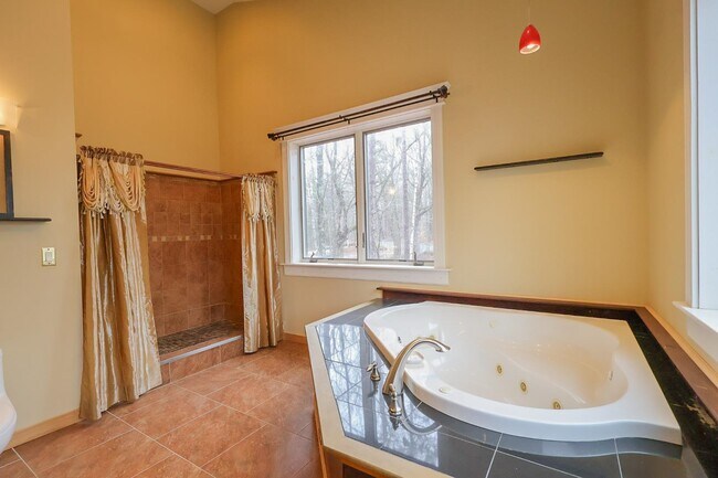 Building Photo - 67 Anderson Pond Rd