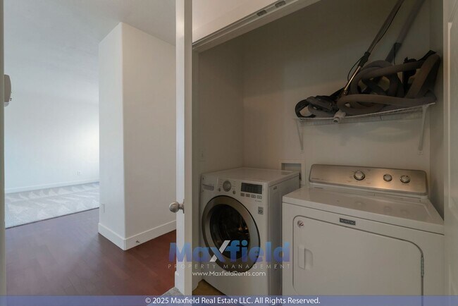 Building Photo - BRAND NEW CARPET - 6BD 4BTH 2GAR - Home in...