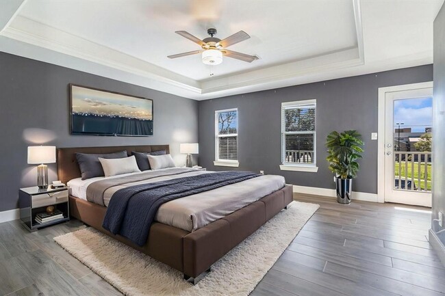 Building Photo - Stunning Victorian Townhouse!