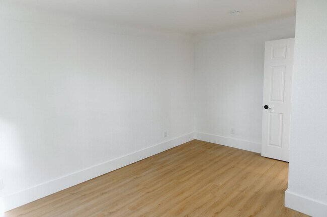 Building Photo - 114 Baker St