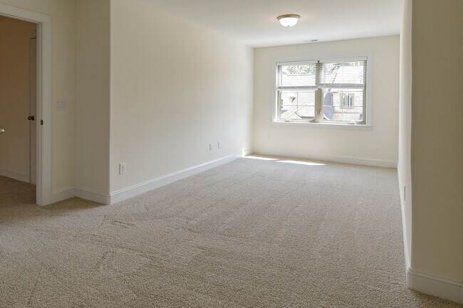 Building Photo - Brand new Luxurious 3 bedroom 3 bath + LOFT townhouse in Stone Gate community High Point. Master ...