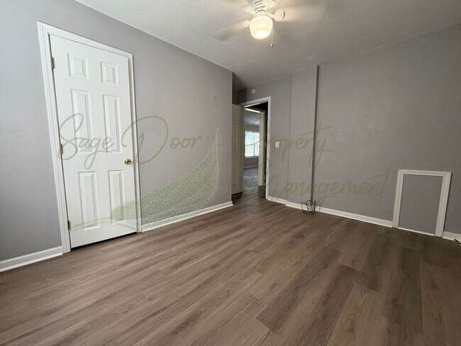 Building Photo - BRAND NEW FLOORING THROUGHOUT!!!